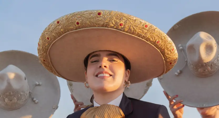Camila Fernández honra sus raíces con “Una Raya Más Al Tigre”